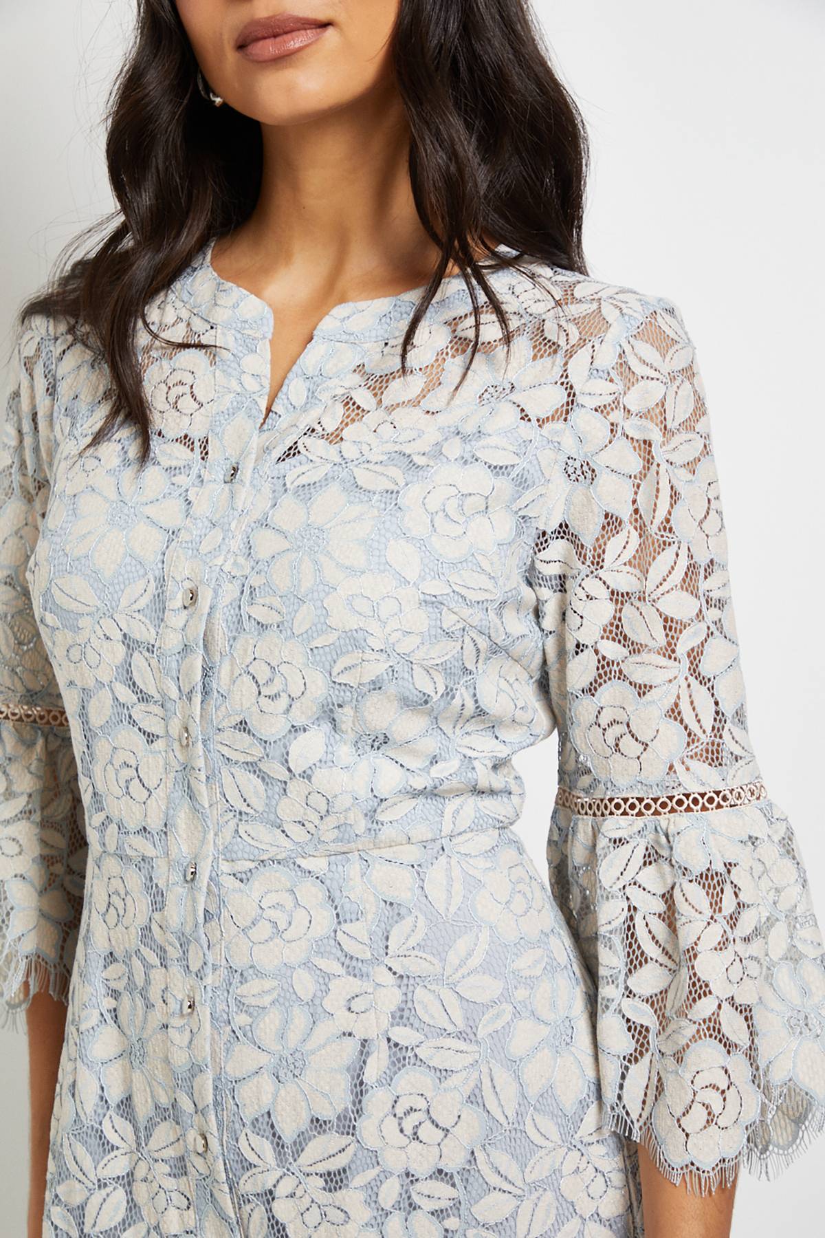 Wallis Robe Midi en Dentelle à Manches Évasées avec Boutons