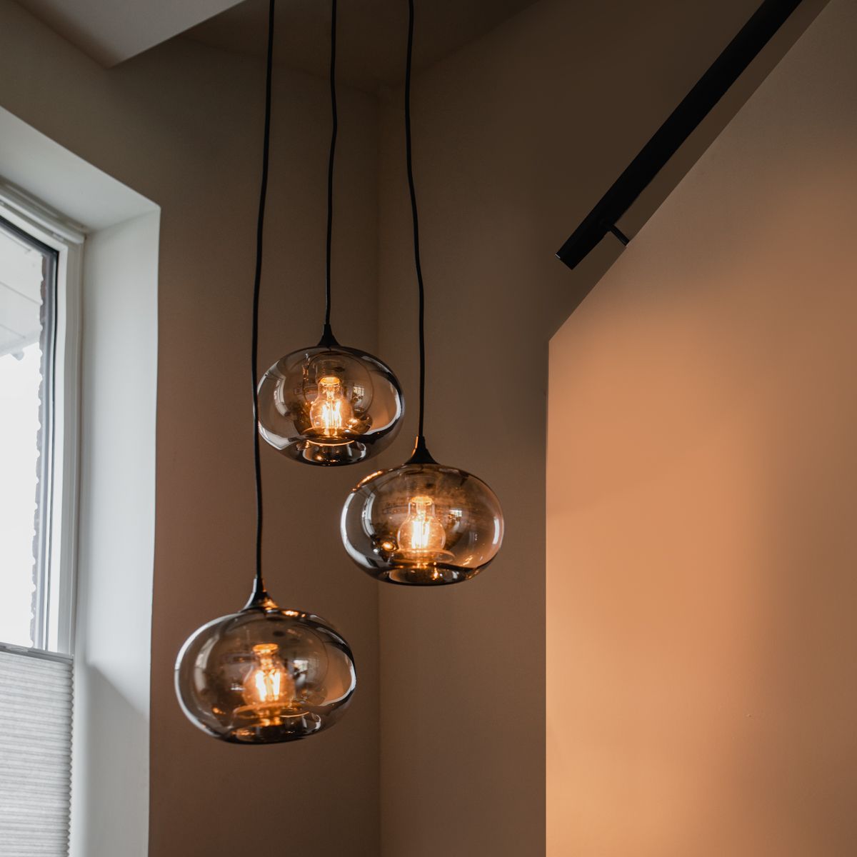 Art Deco hanglamp zwart met smoke glas rond 3-lichts- Busa