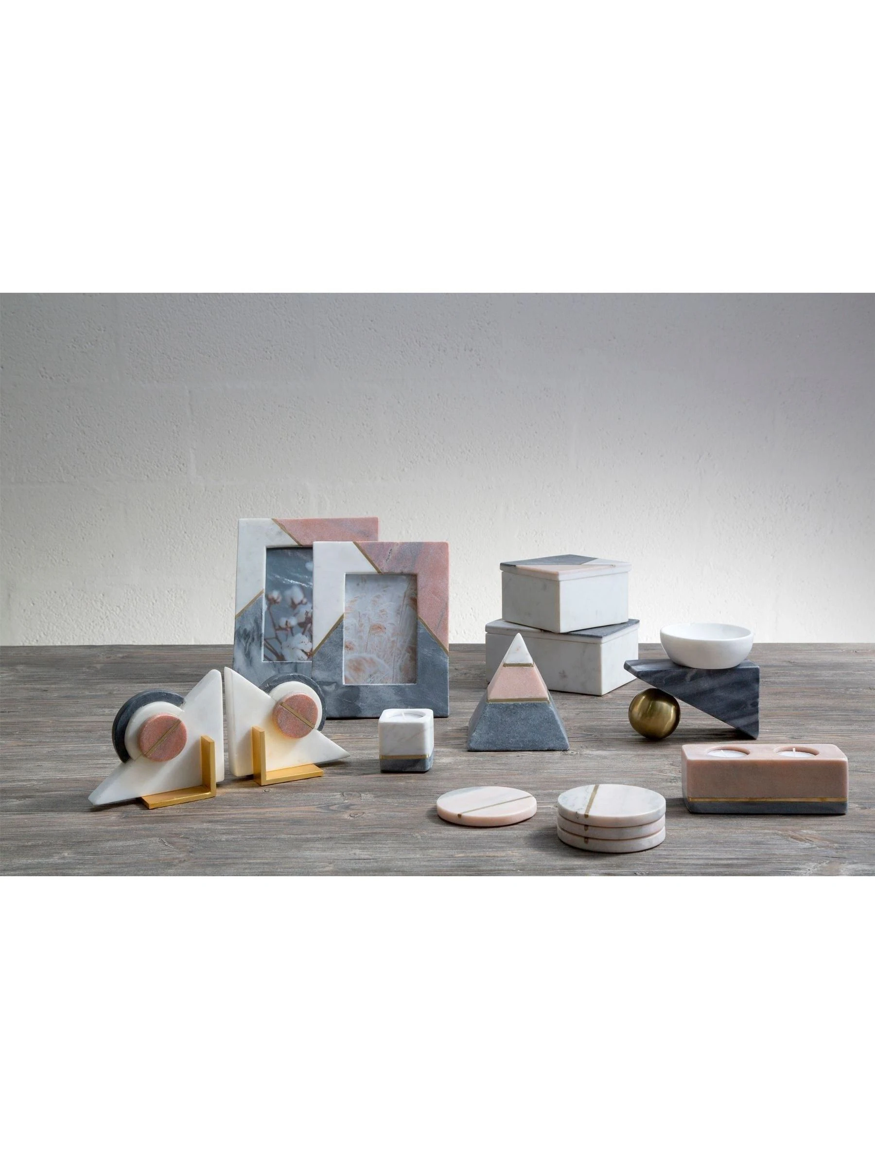 Fifty Five South handgemaakte Kira Deco Pyramid sculptuur