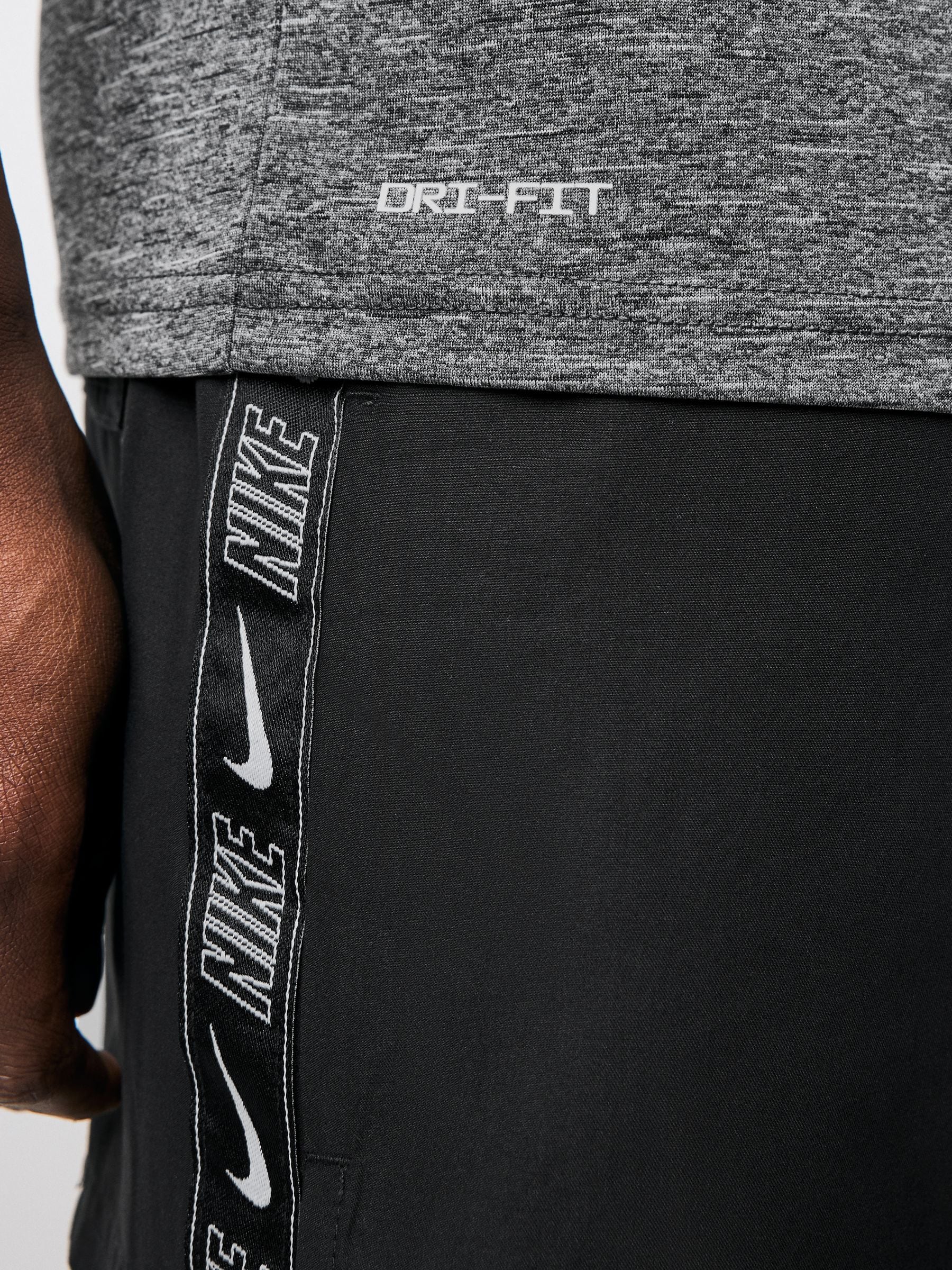 Zwart - Nike Hydroguard rash-shirt met korte mouwen
