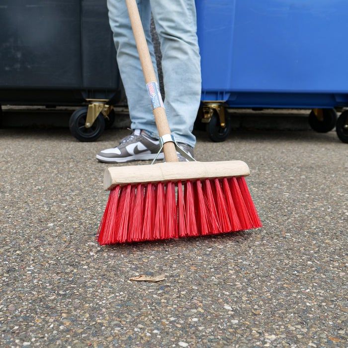 Harde bezem halfrond 31 cm rood met bezemsteel 140 cm (8712448286251)