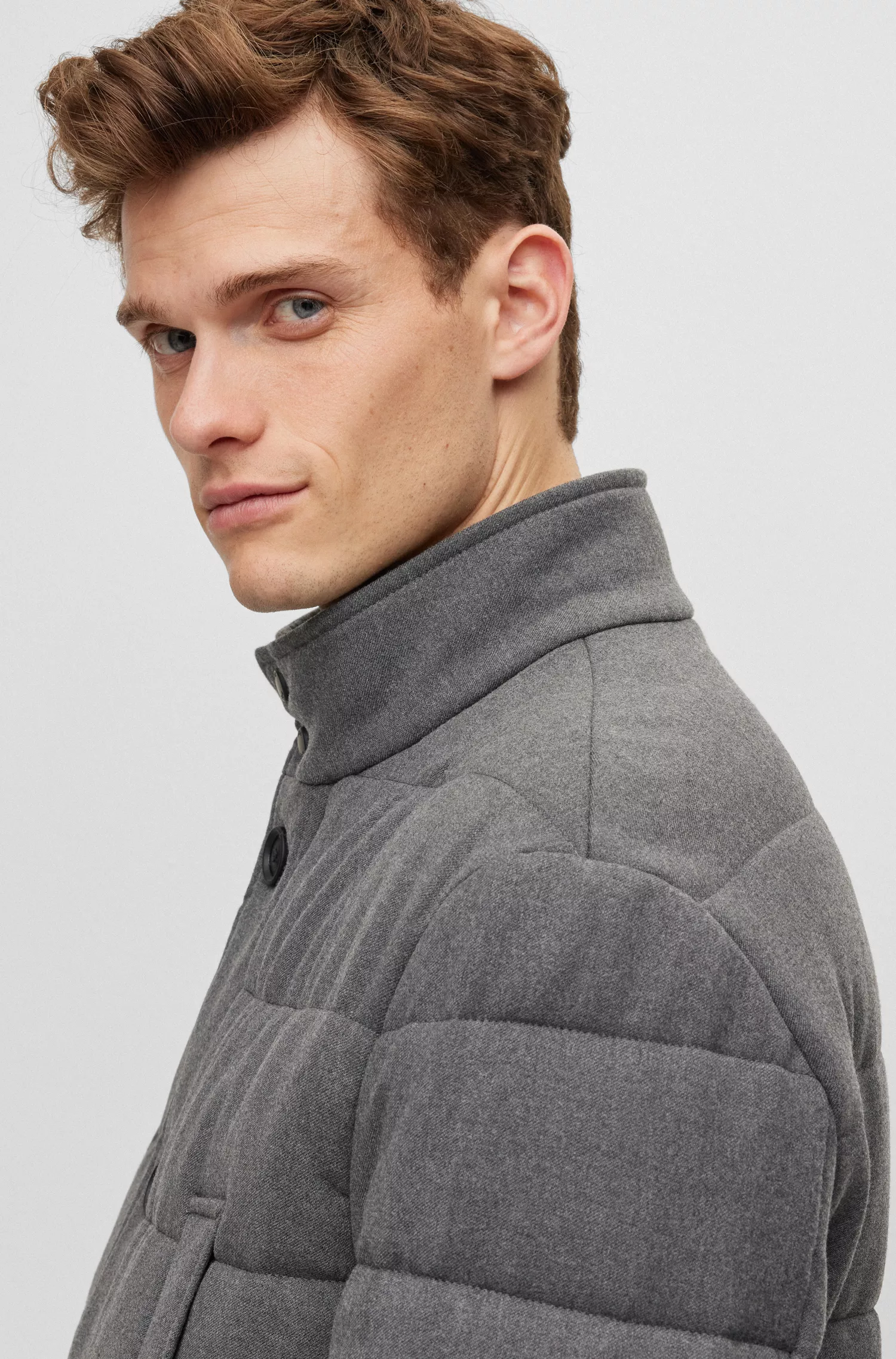 Casaco acolchoado BOSS preto, corte regular, em mistura de lã elástica.