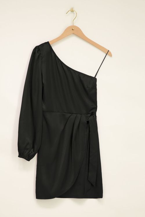 Zwarte satijnen one-shoulder jurk met overslag