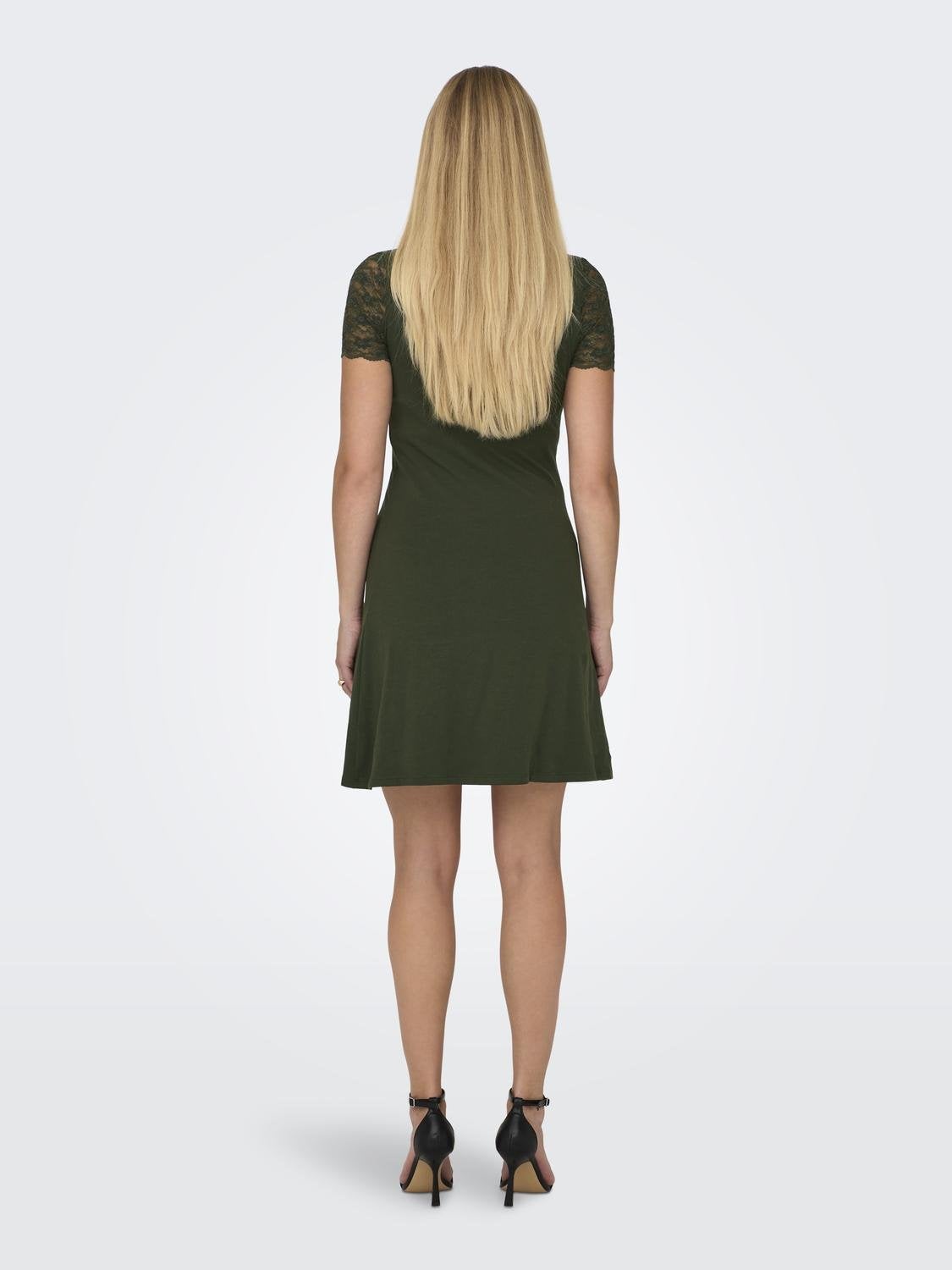 OLMCHICA Kurzes Kleid Rosin