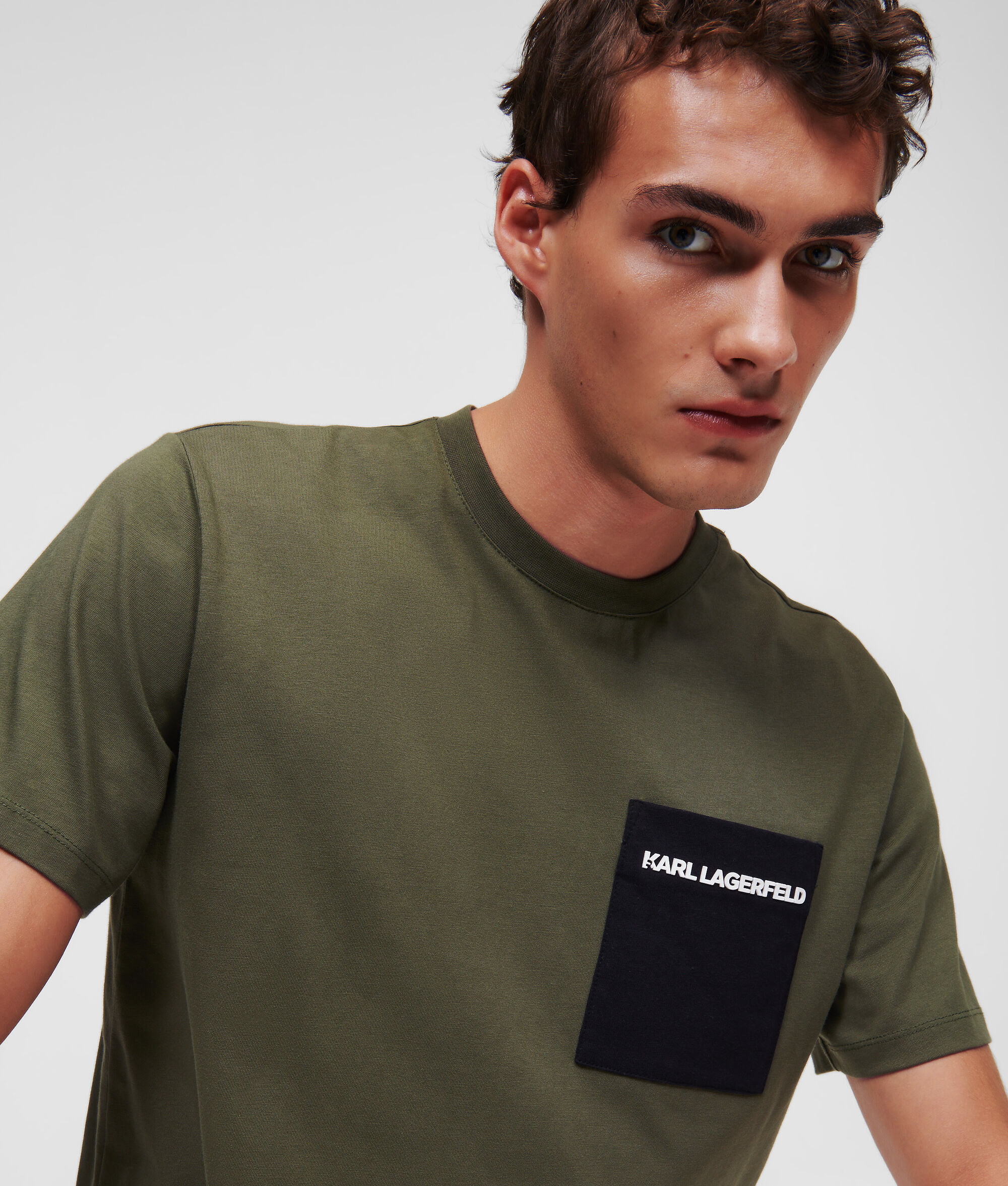 T-SHIRT À POCHES CONTRASTANTES
