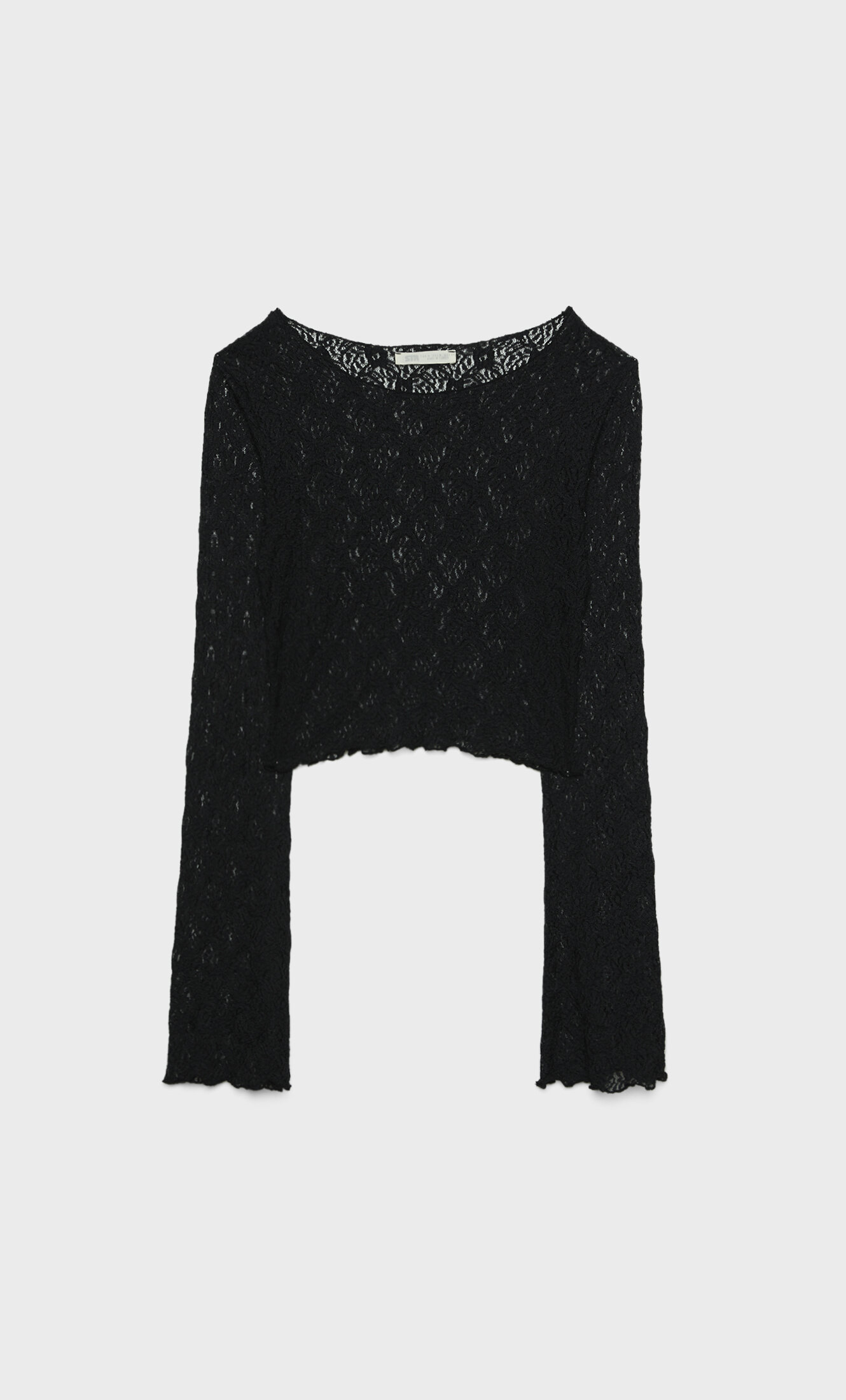 Blusa branca de renda com mangas flare