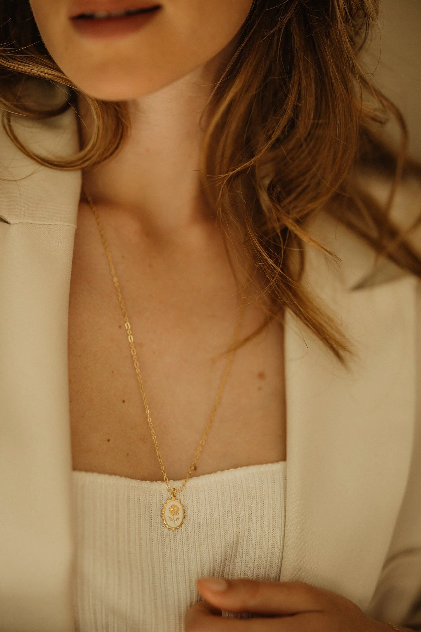 THÉMIS - Collier fleur émaillé doré à l'or fin | Blanc