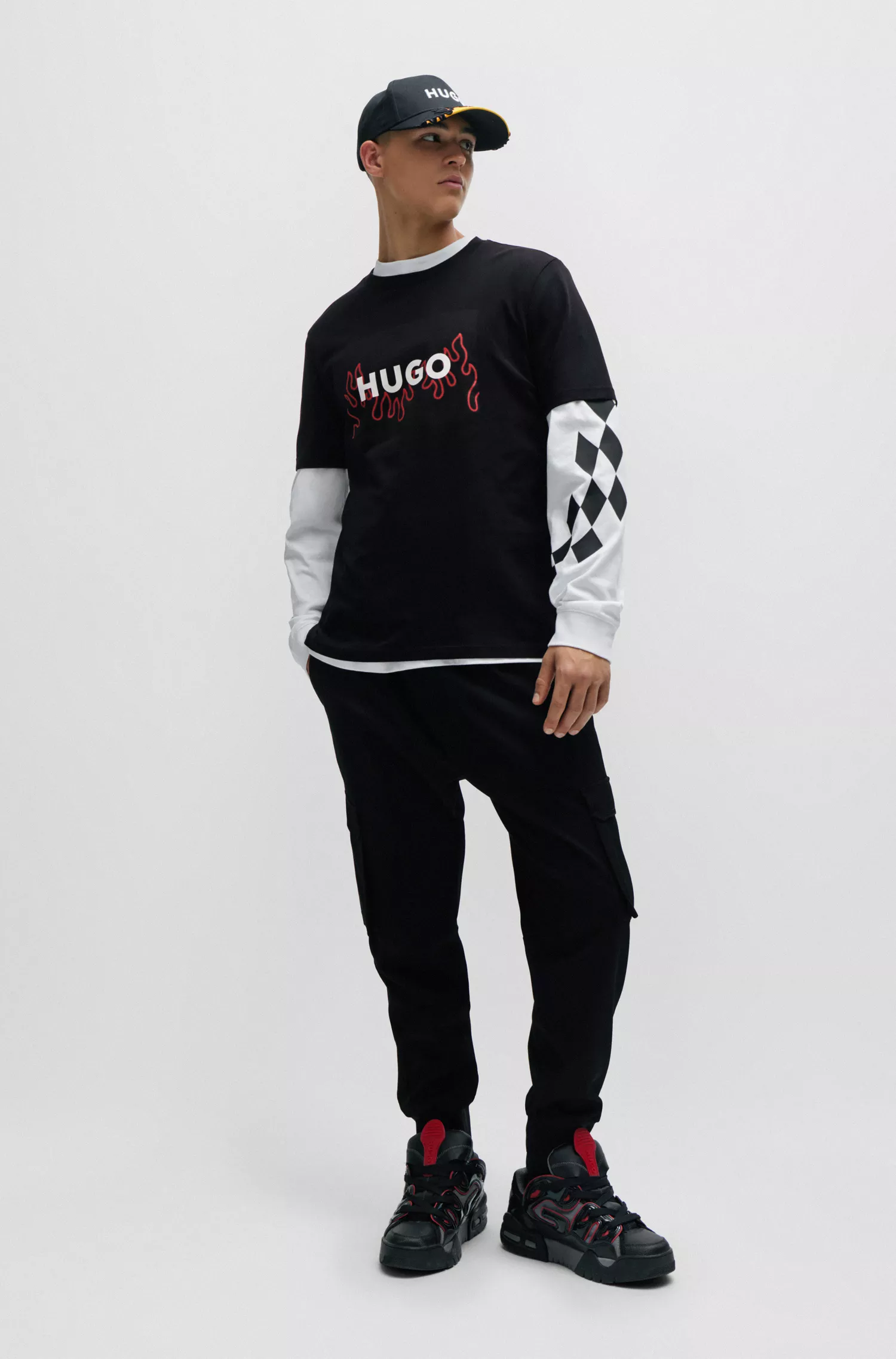 Camiseta HUGO vermelha de algodão com modelagem regular e logo de chama.