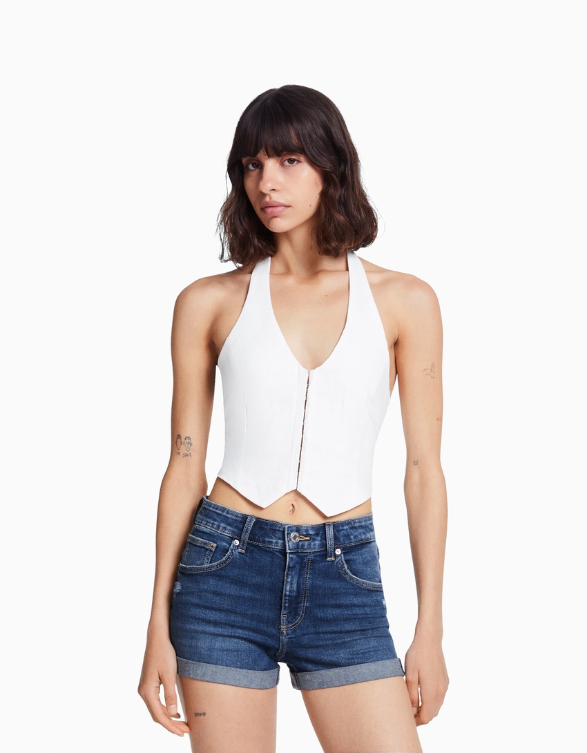 Shorts jeans com a barra dobrada