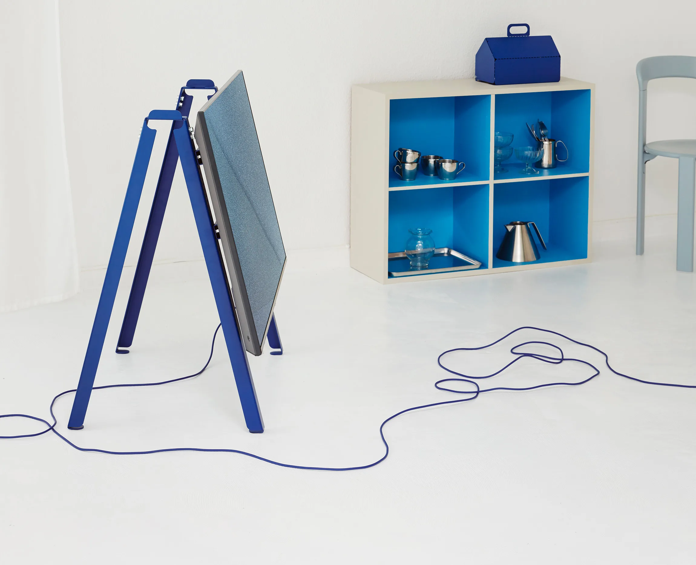 Pedestal A-Frame Bleu Supports TV