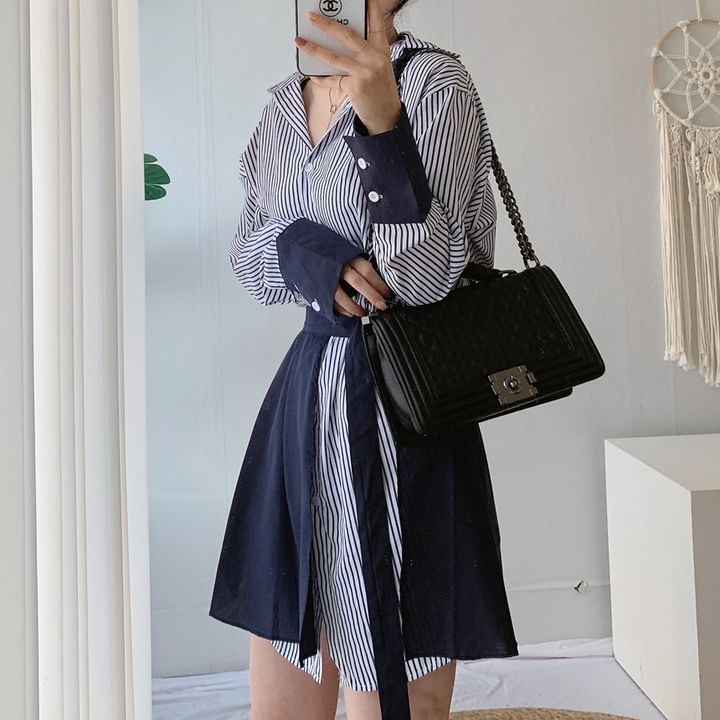 Auboi - Set: Lange mouwen, kraag, gestreepte mini-jurk met losse blouse + effen geplooide mini-overlayrok