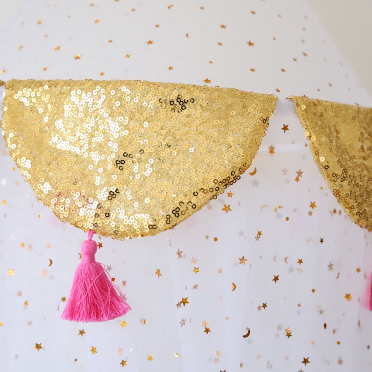 Ciel de lit tulle et sequins dorés Surprise Partie !