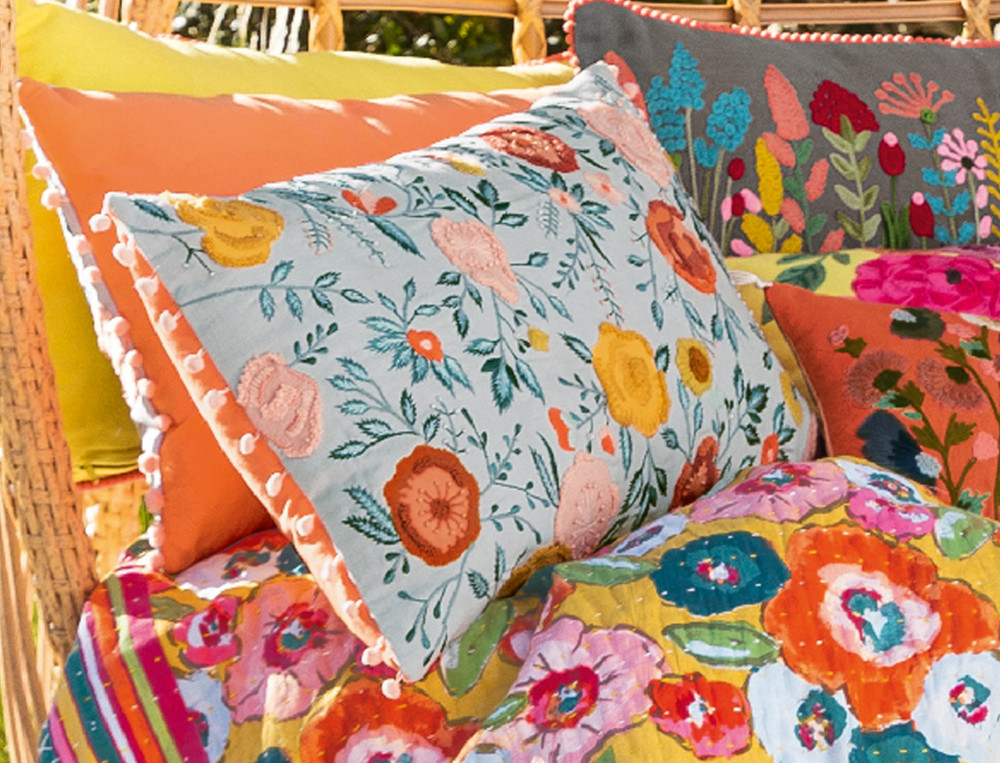 Coussin brodé fond bleu-Floralies