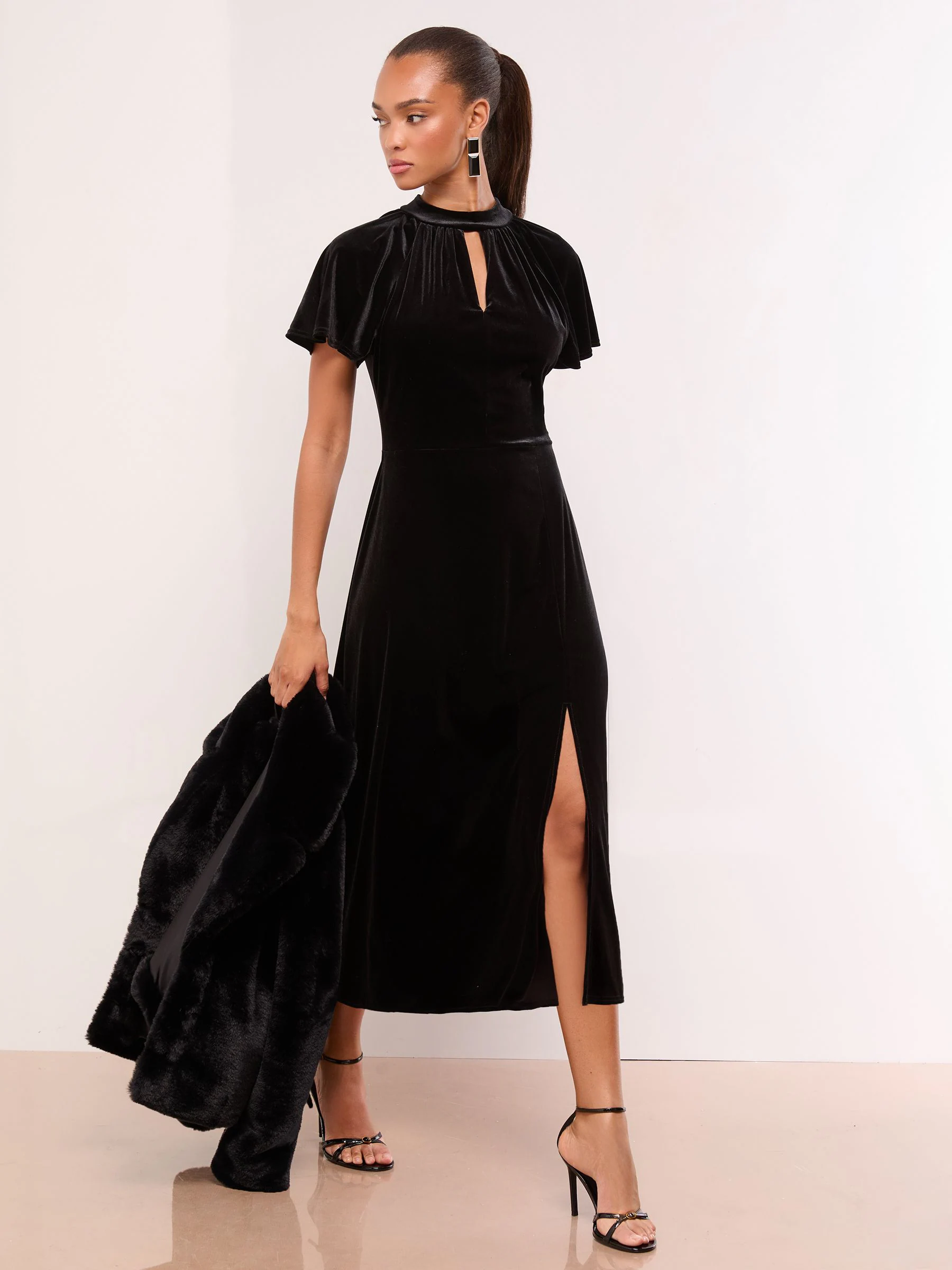 Lipsy - Velvet midi-jurk met uitsnijding en korte mouwen