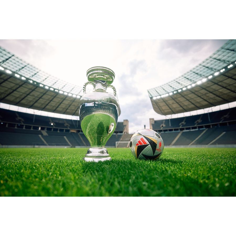 adidas Ballon FUSSBALLLIEBE Pro EURO 2024 Finale Ballon de Match - Argenté/Doré/Noir