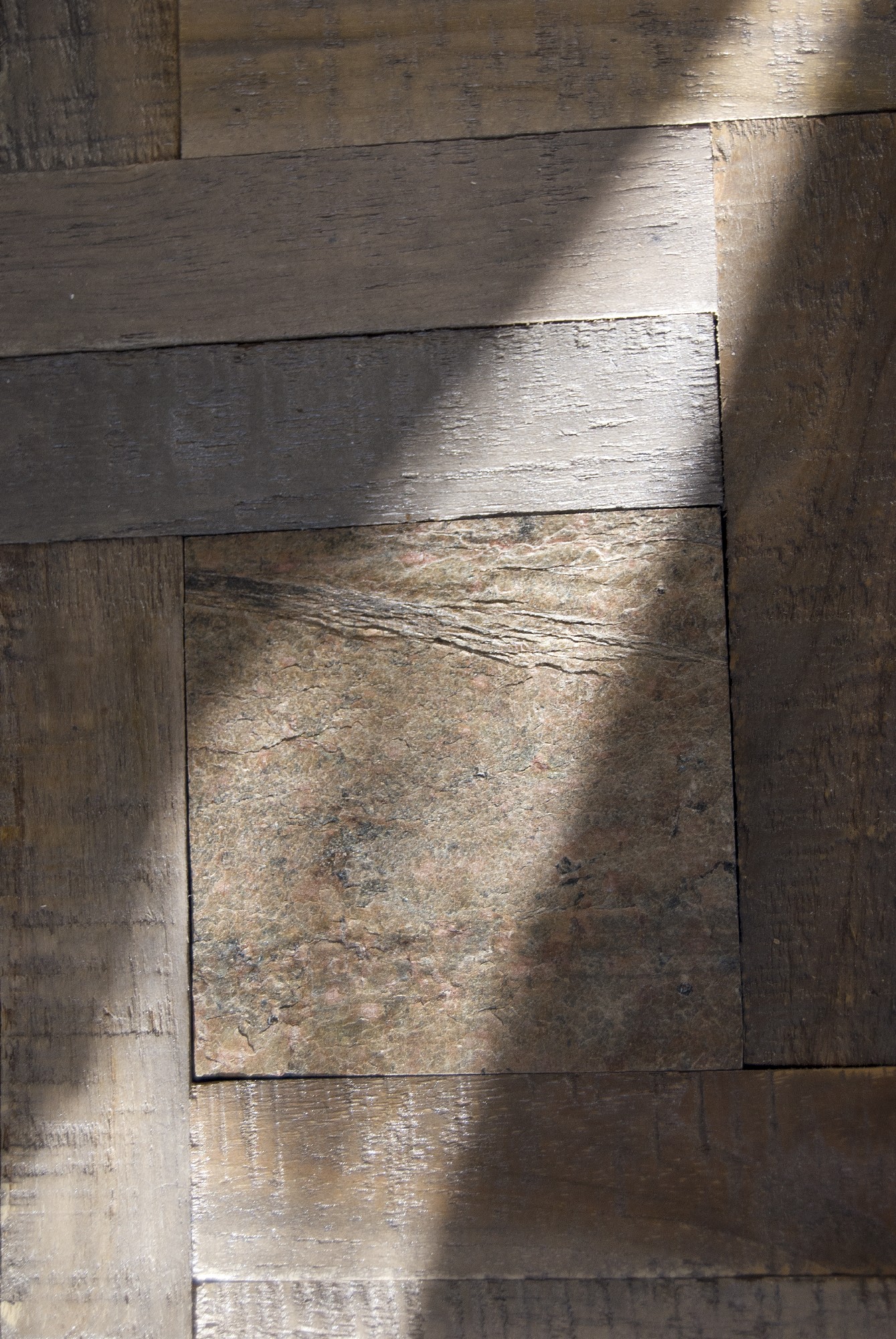 2er-Set Tisch 'Castone', aus recyceltem Teak, Naturstein und Eisen von fischer's lagerhaus