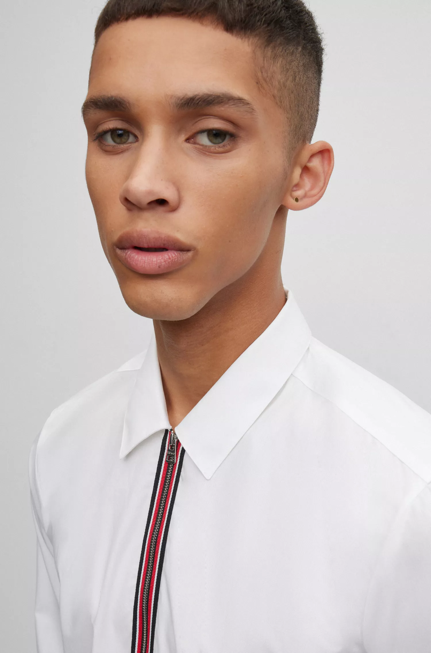 Camisa HUGO vermelha, moderna, de algodão, fácil de passar e com fecho de zíper.