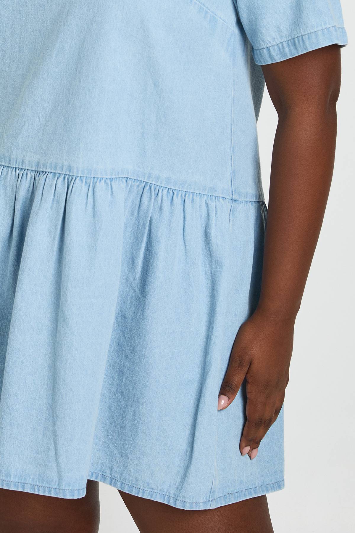 boohoo Robe Patineuse Grande Taille En Chambray À Manches Courtes