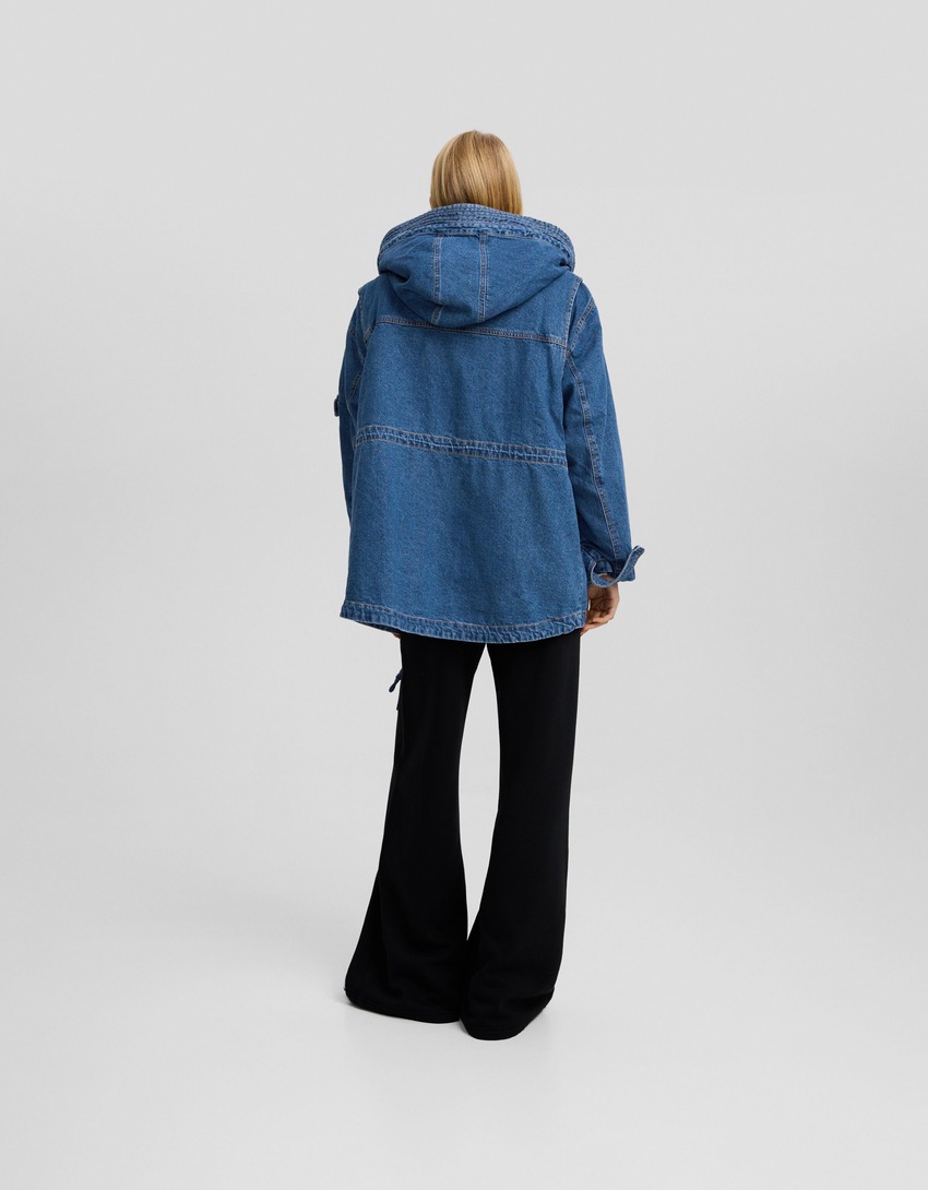 Parka comprida em denim com forro de imitação de pele de carneiro.