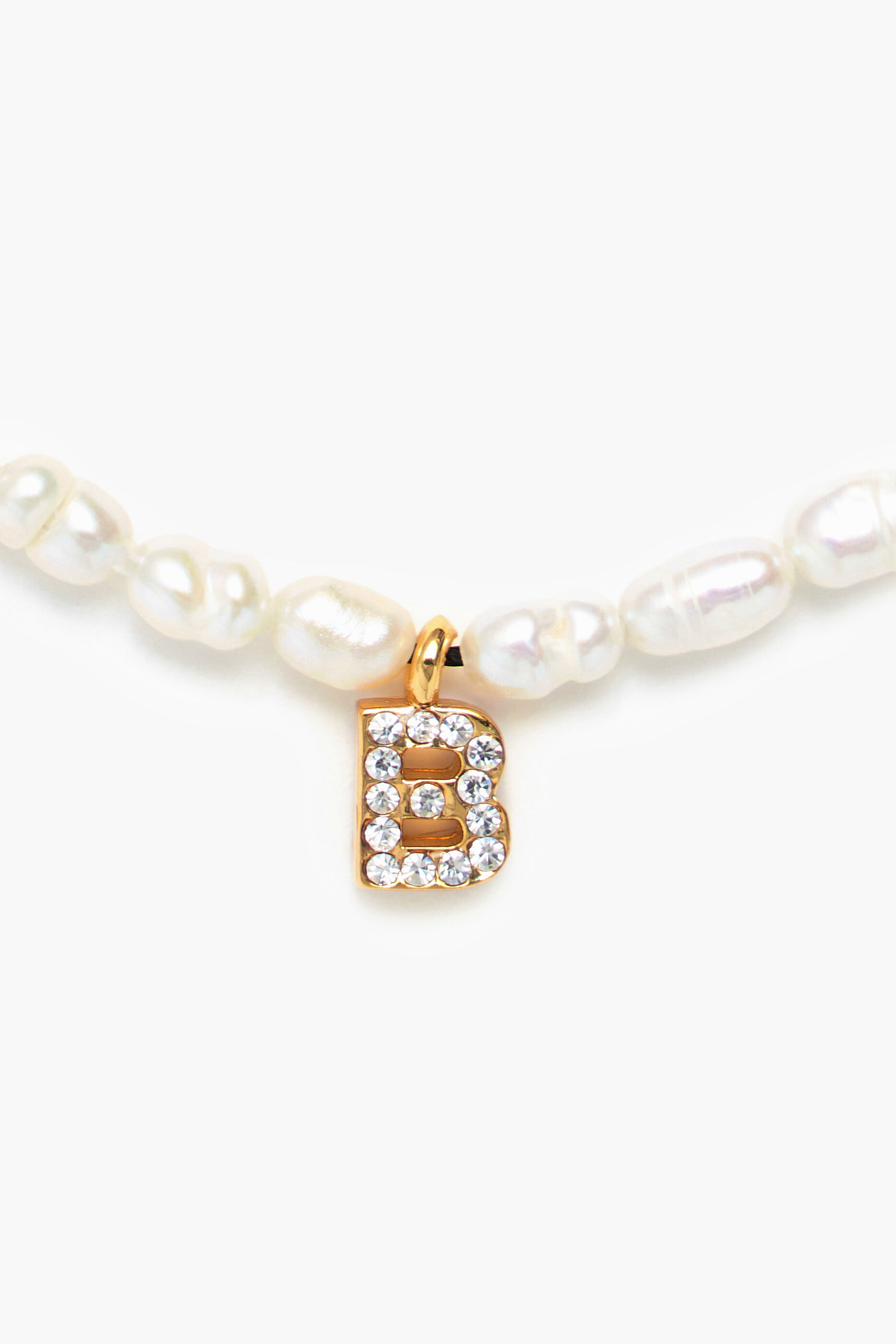 Pulseira de pérolas com a letra B