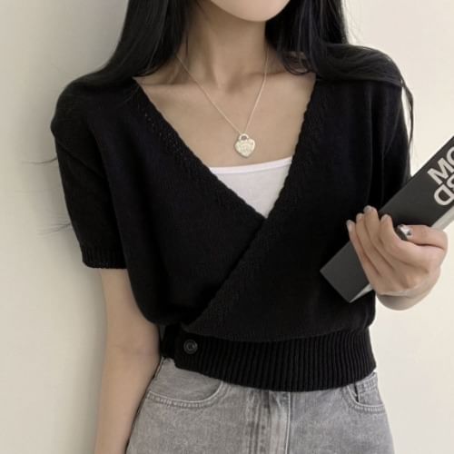 Rosesand - Kort gebreide crop top met V-hals en korte mouwen