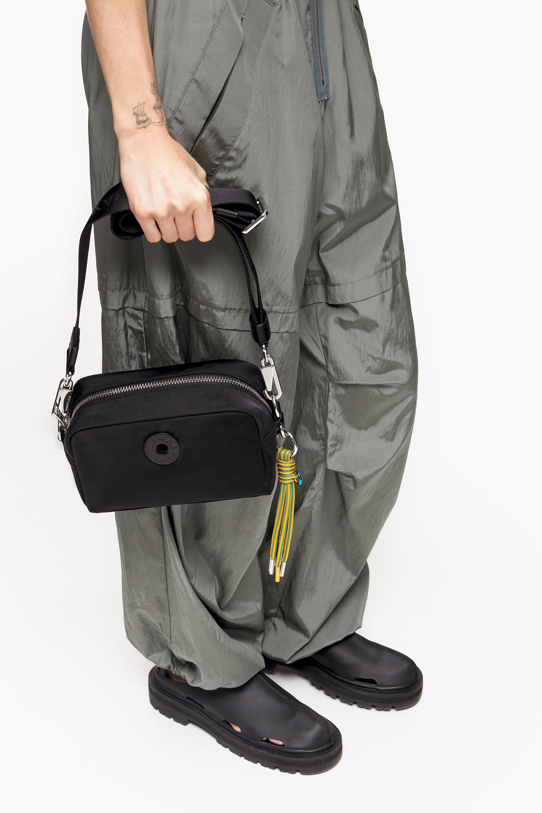 Bolsa de ombro pequena em náilon preto
