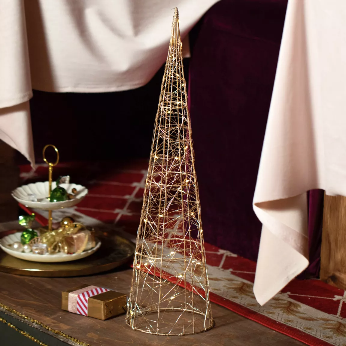 Cône lumineux à piles 30 LED (H60 cm) Pyramide Or et Blanc chaud