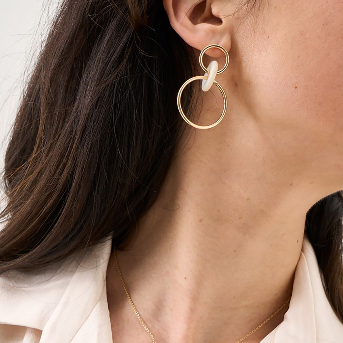 Boucles d'oreilles pendnates Saunier nacrelongues