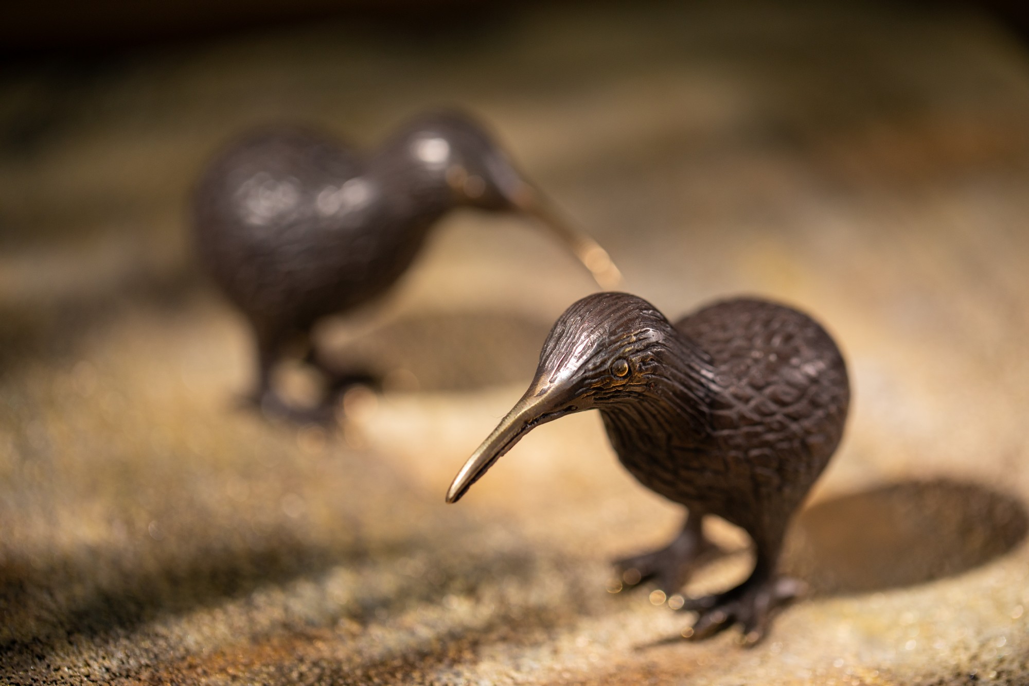 Vogelstatue 'Kiwi', bronze, H 6 cm, T 8,5 cm, B 4 cm von fischer's lagerhaus