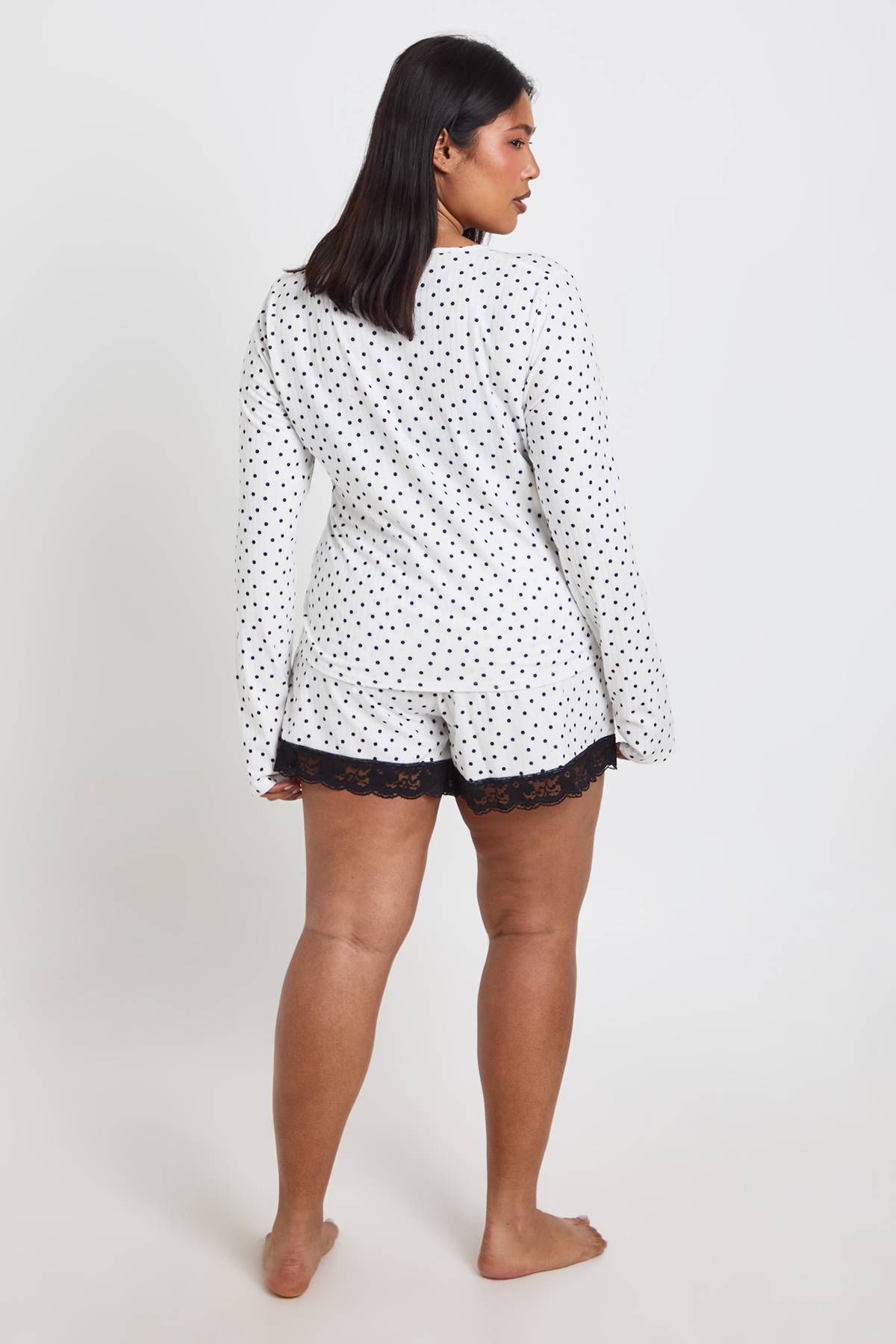 boohoo Ensemble Pyjama Grande Taille À Pois Avec Haut À Manches Longues Et Short