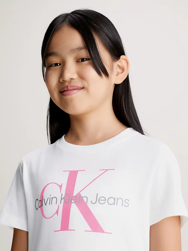 Camiseta infantil com logotipo