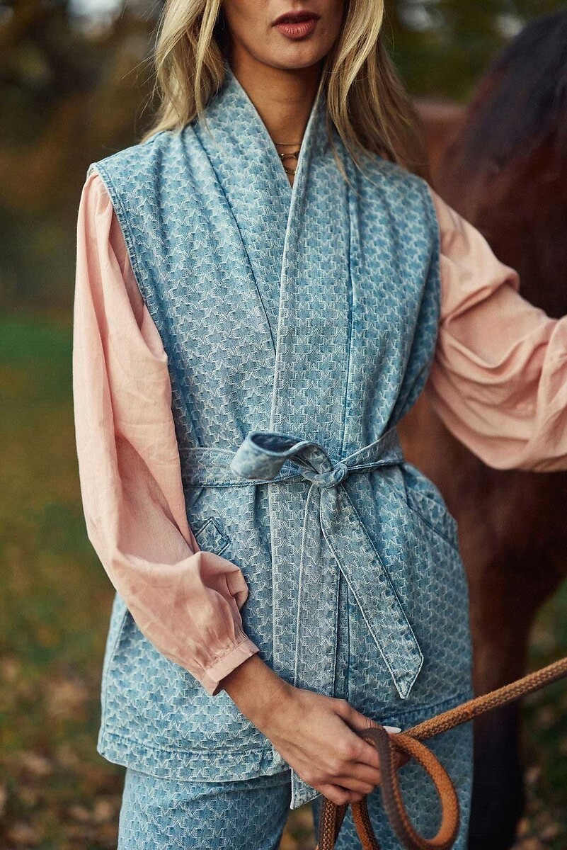 LA PETITE ETOILE<br>Colete jeans sem mangas estampado VERANY