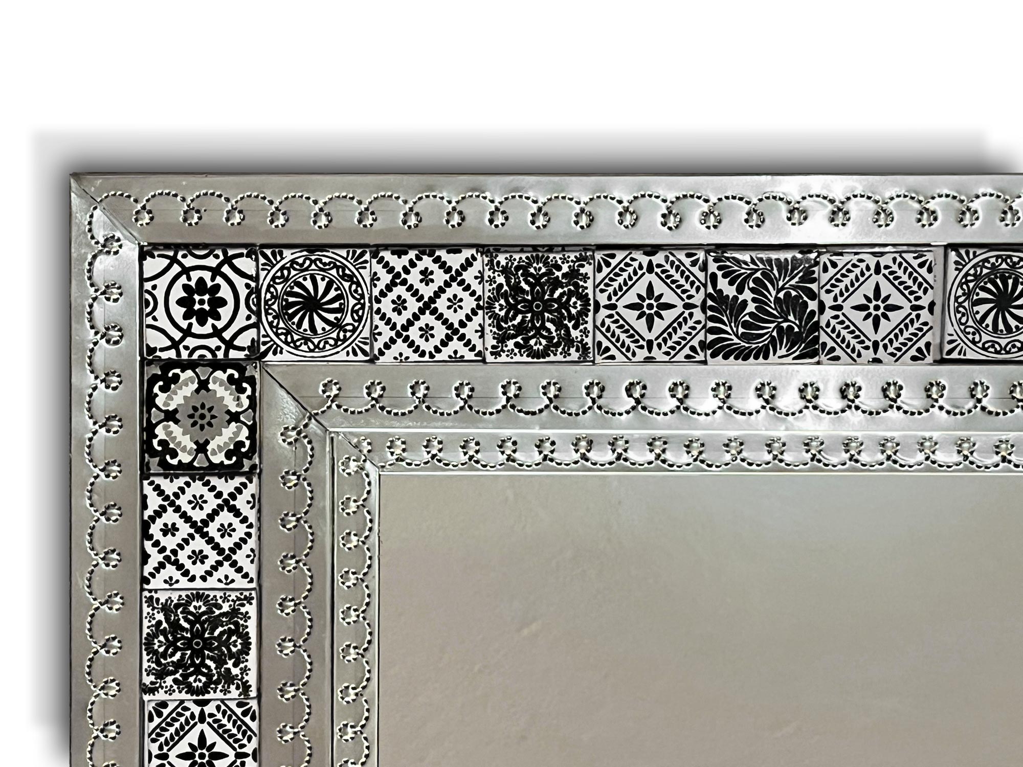 Wandspiegel 'Tila' mit Keramikfliesen, silber, schwarz-weiß, H 83 cm, B 58 cm, L 4 cm von fischer's lagerhaus