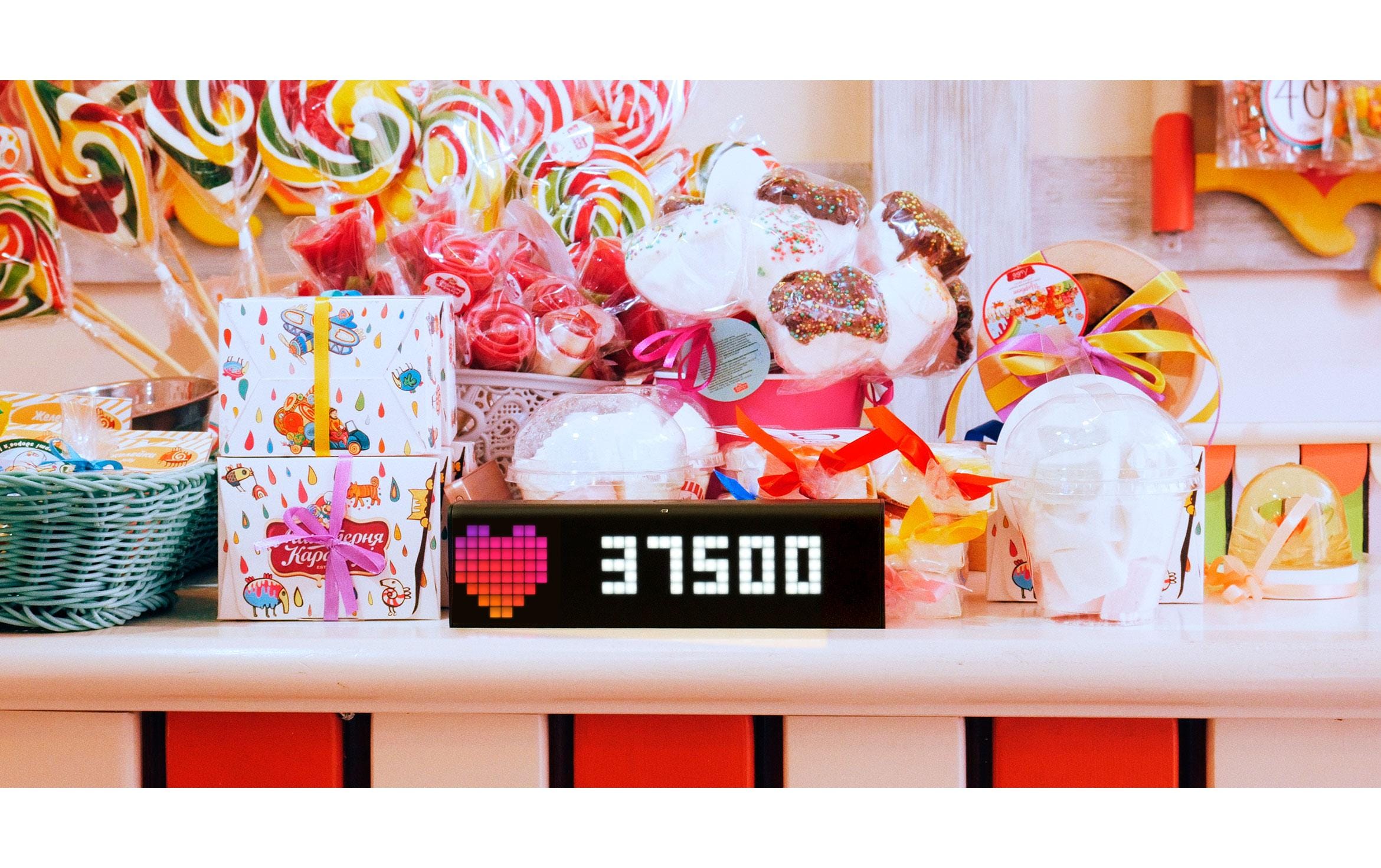 Smart-Display LaMetric Time<br>LaMetric TIME Tischuhr für Smart Home