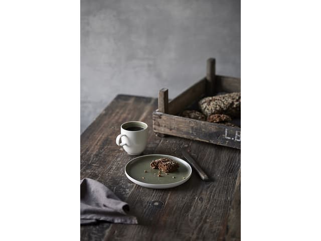 Studio Round North Krus 33 cl Matte white/Matte moss