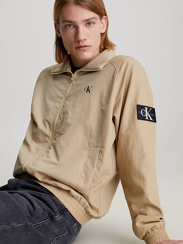 Jaqueta bomber estruturada em nylon