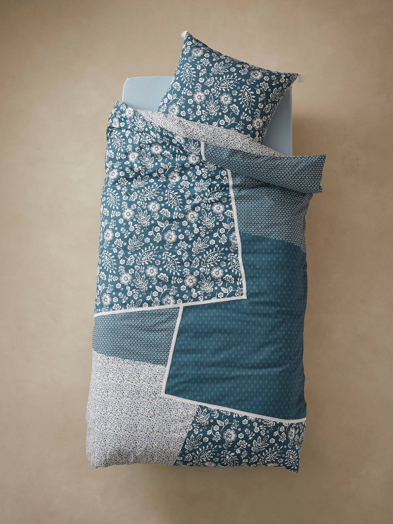 Conjunto de capa de edredom e fronha infantil Caravan, azul escuro liso com estampas.