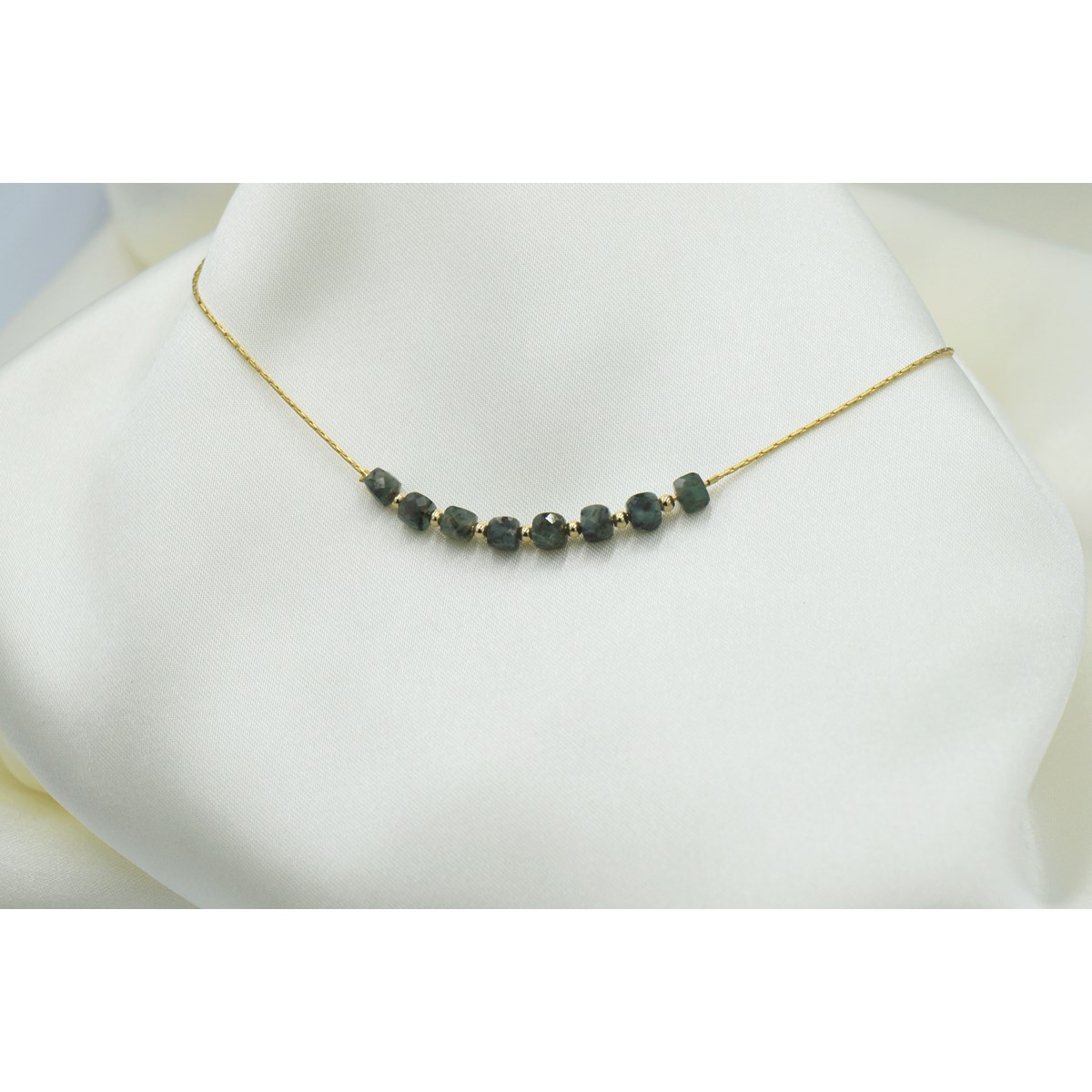 Collier orné de perles de Jadéite