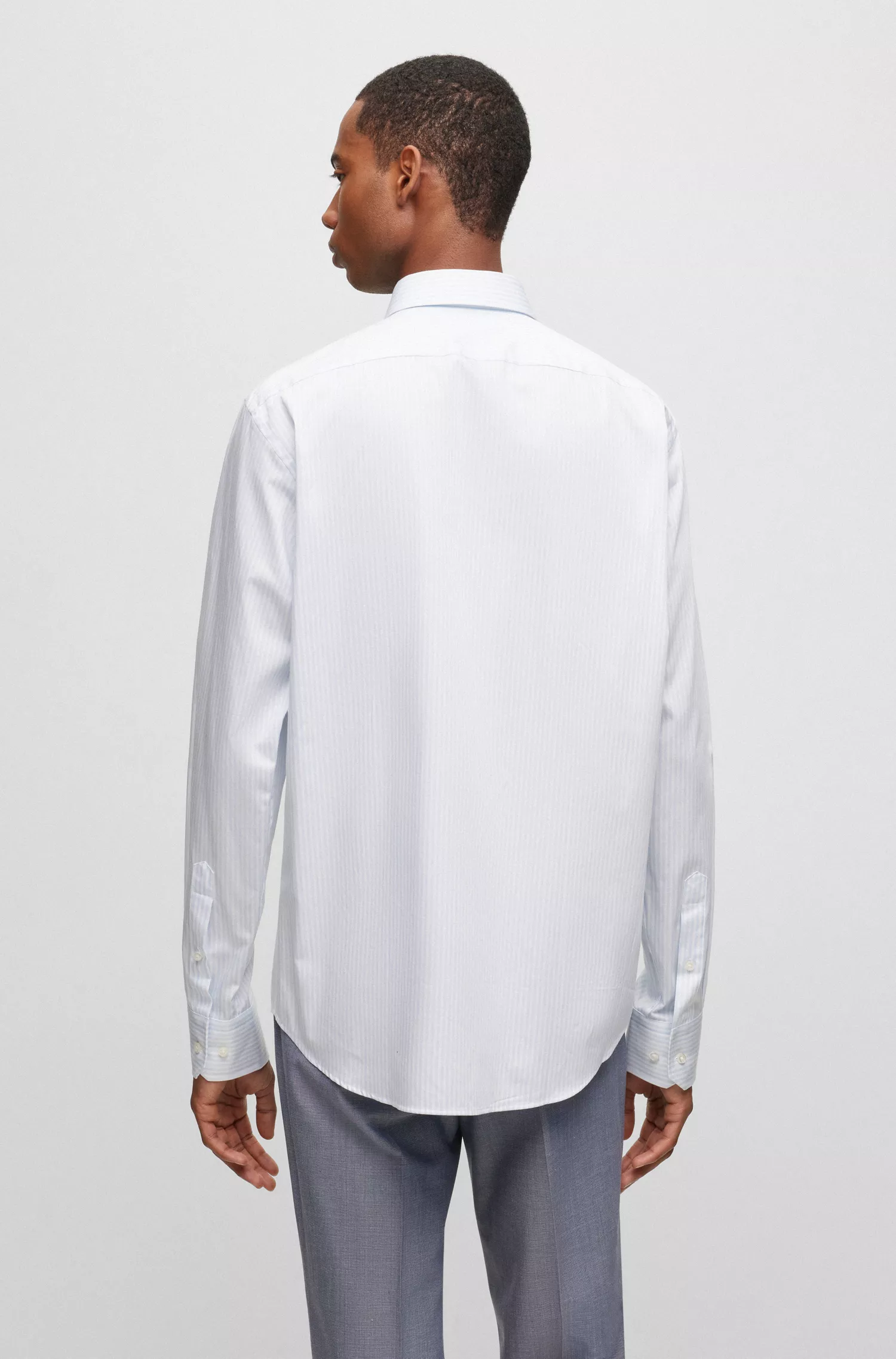 Camisa BOSS preta de corte regular em algodão listrado.