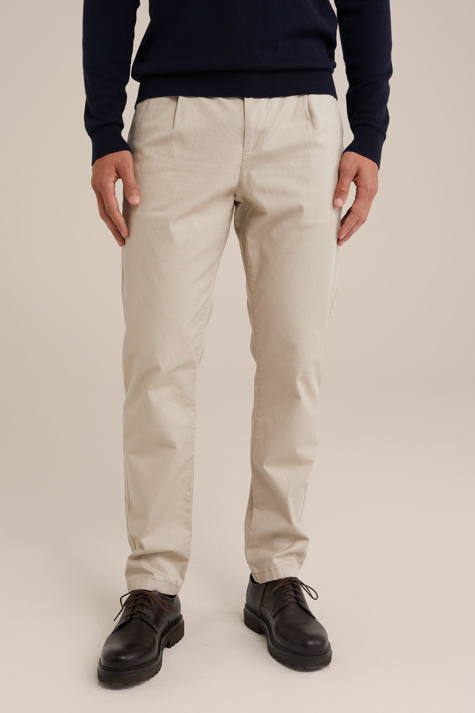tapered fit chino met stretch Fundamentals Beige