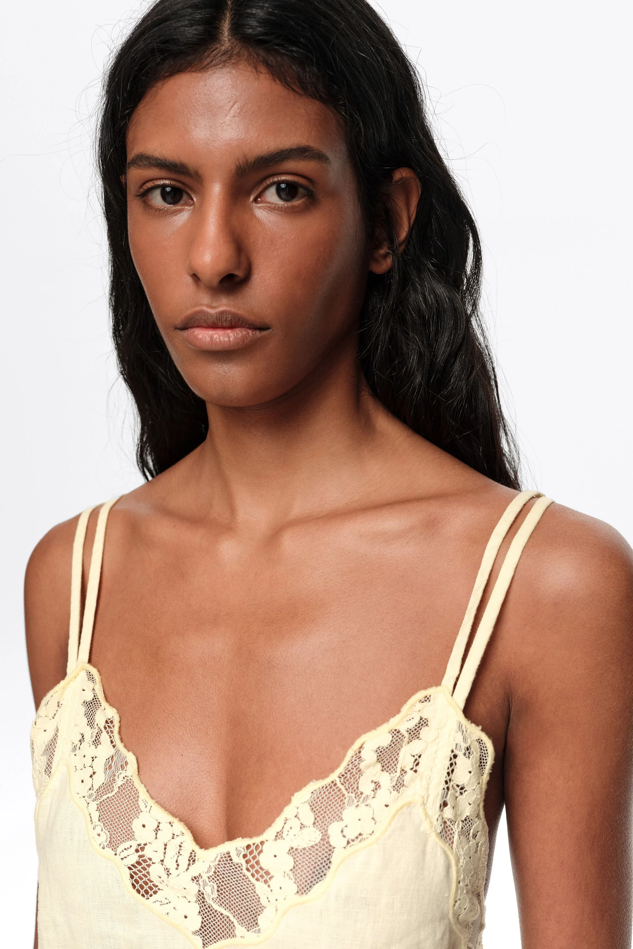 Vestido amarelo claro de linho lavado com renda e decote em V