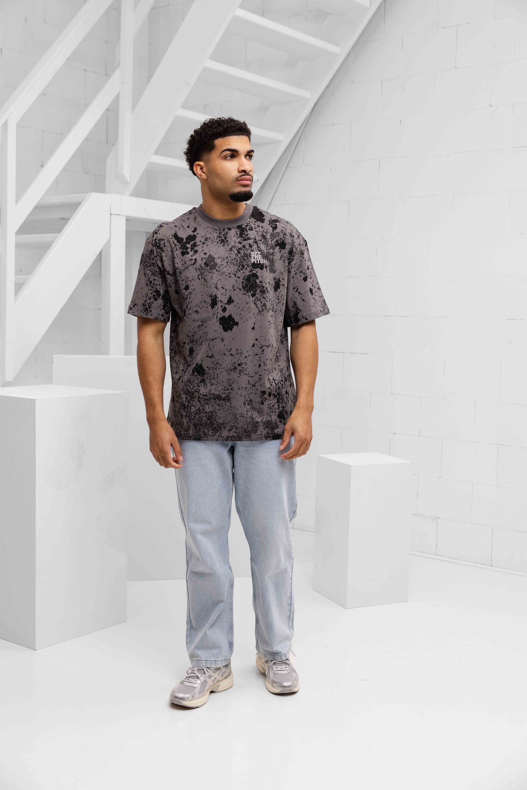 Off The Pitch Blotch Loose Fit Tee Heren Donkergrijs