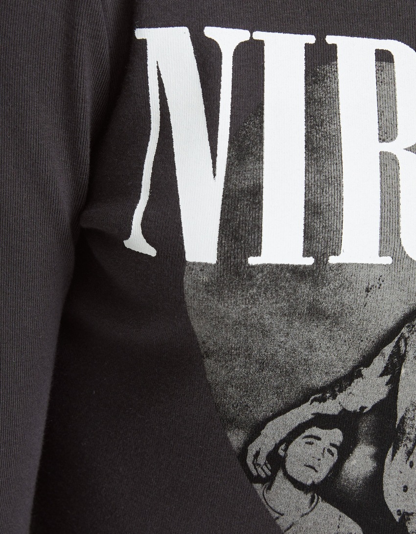 Camiseta Nirvana de manga comprida e costas abertas com estampa.