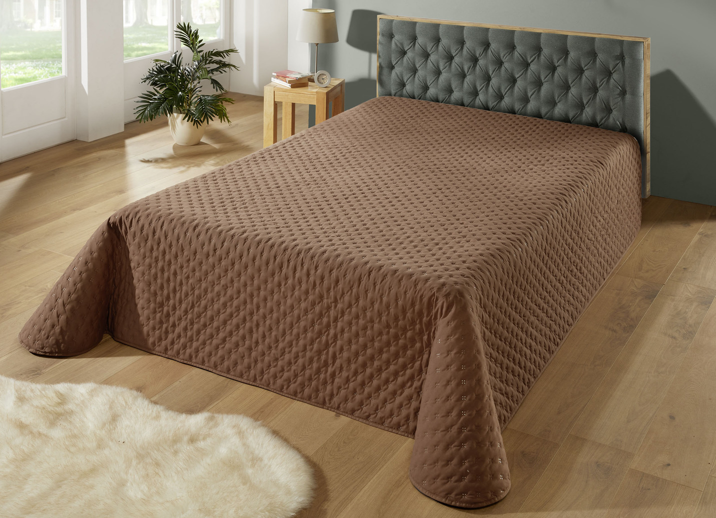Stilsichere Tagesdecke mit Bandeinfassung