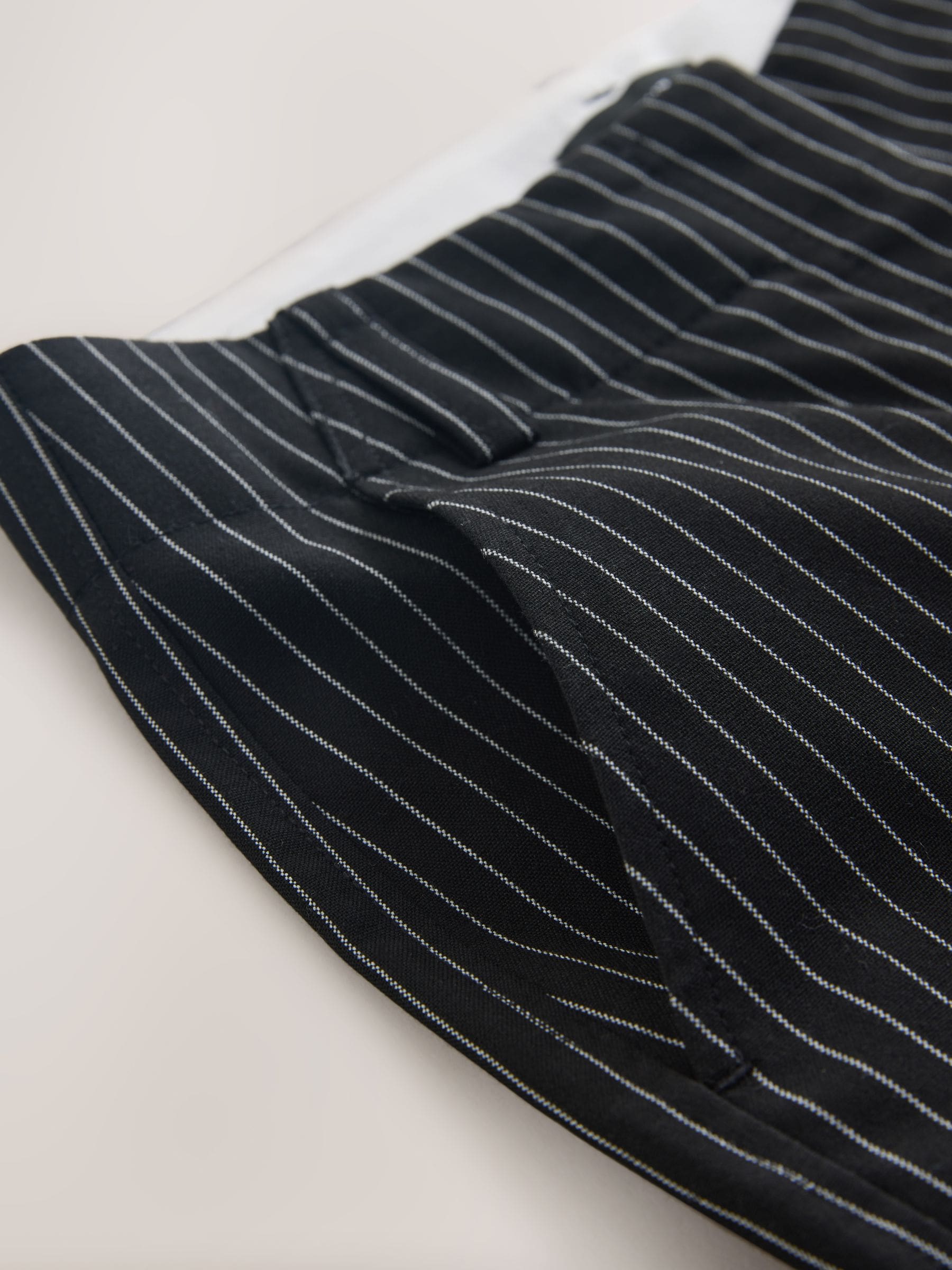 Zwart/wit streepje - Modieuze broek met wijde pijpen