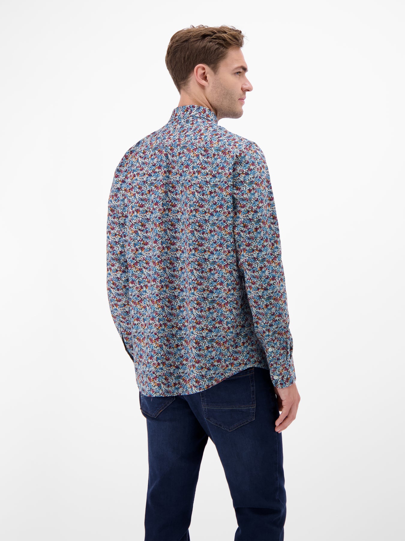 Poplin-Herrenhemd, modisch gestyled