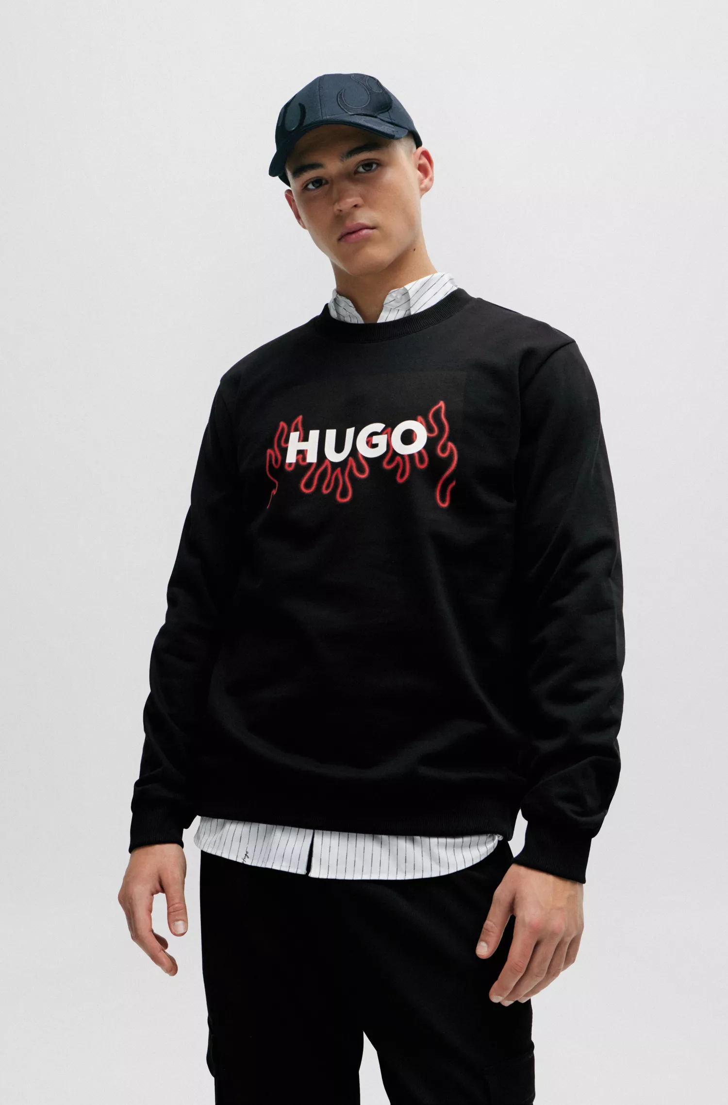 Moletom HUGO vermelho em algodão felpudo com modelagem regular e logo de chama.