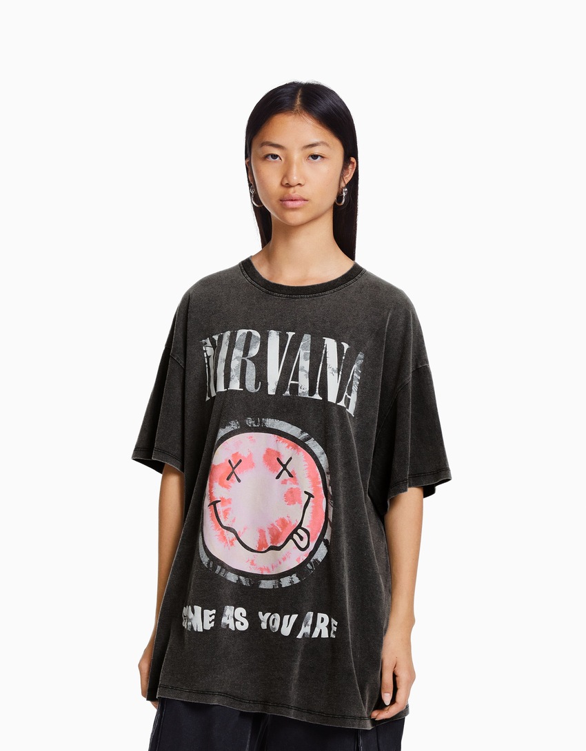 Camiseta Nirvana de manga curta e tamanho grande com estampa.