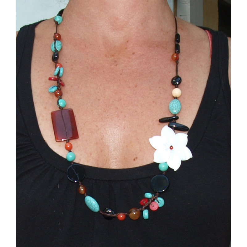 Collier en fil de soie et pierres naturelles, avec fleur blanche