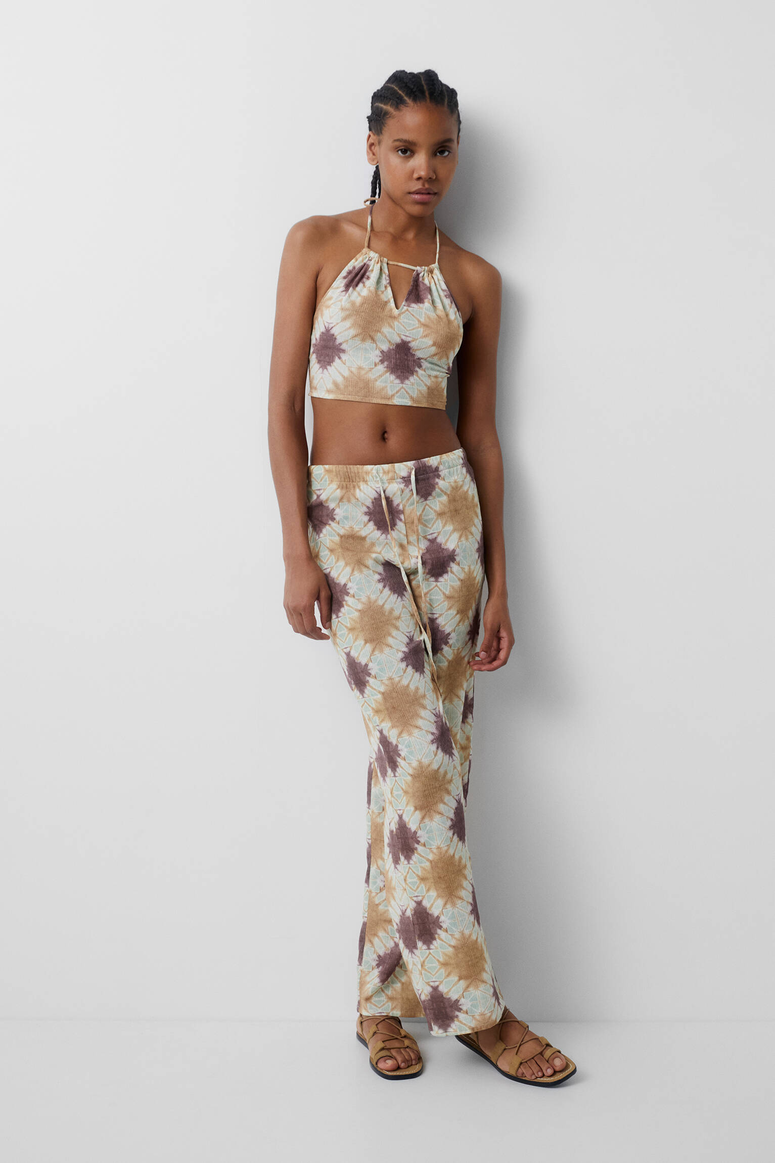 Top cropped com estampa e alças no pescoço - mostarda